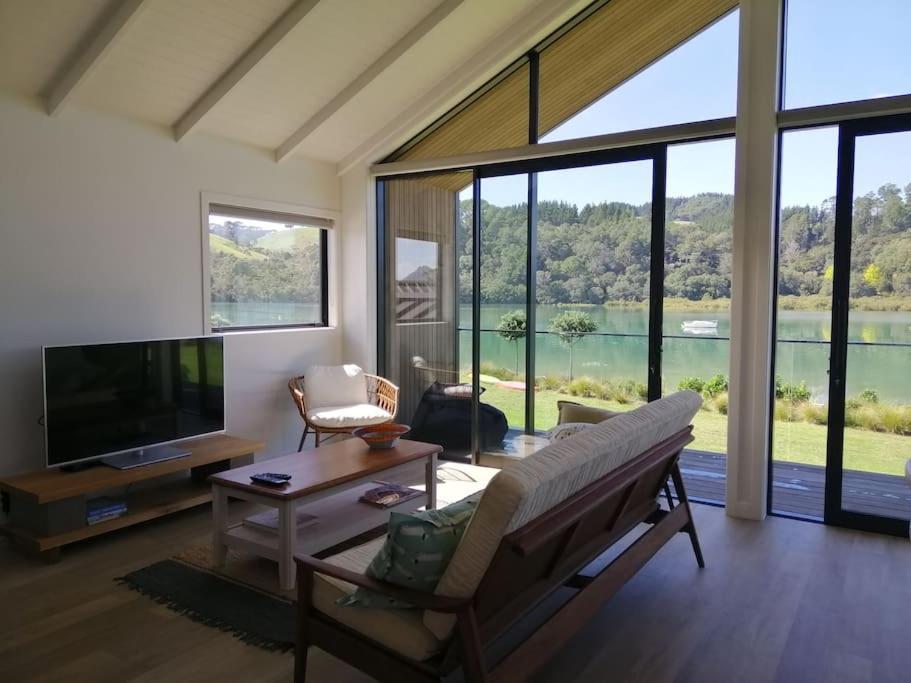 Purangi Waterfront Retreat Lägenhet Cooks Beach Exteriör bild